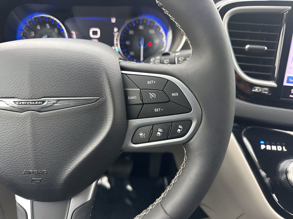 Used 2024 Chrysler Pacifica Touring-L image 18