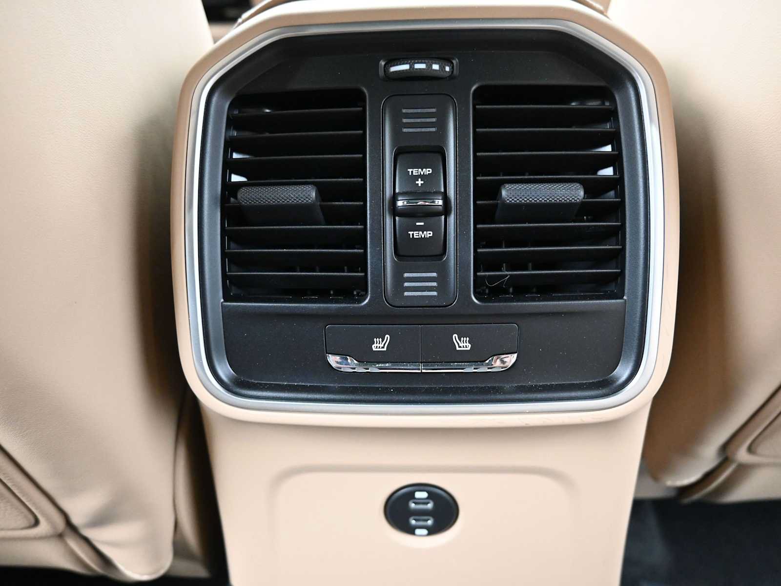 Certified 2025 Porsche Macan AWD/4WD image 18
