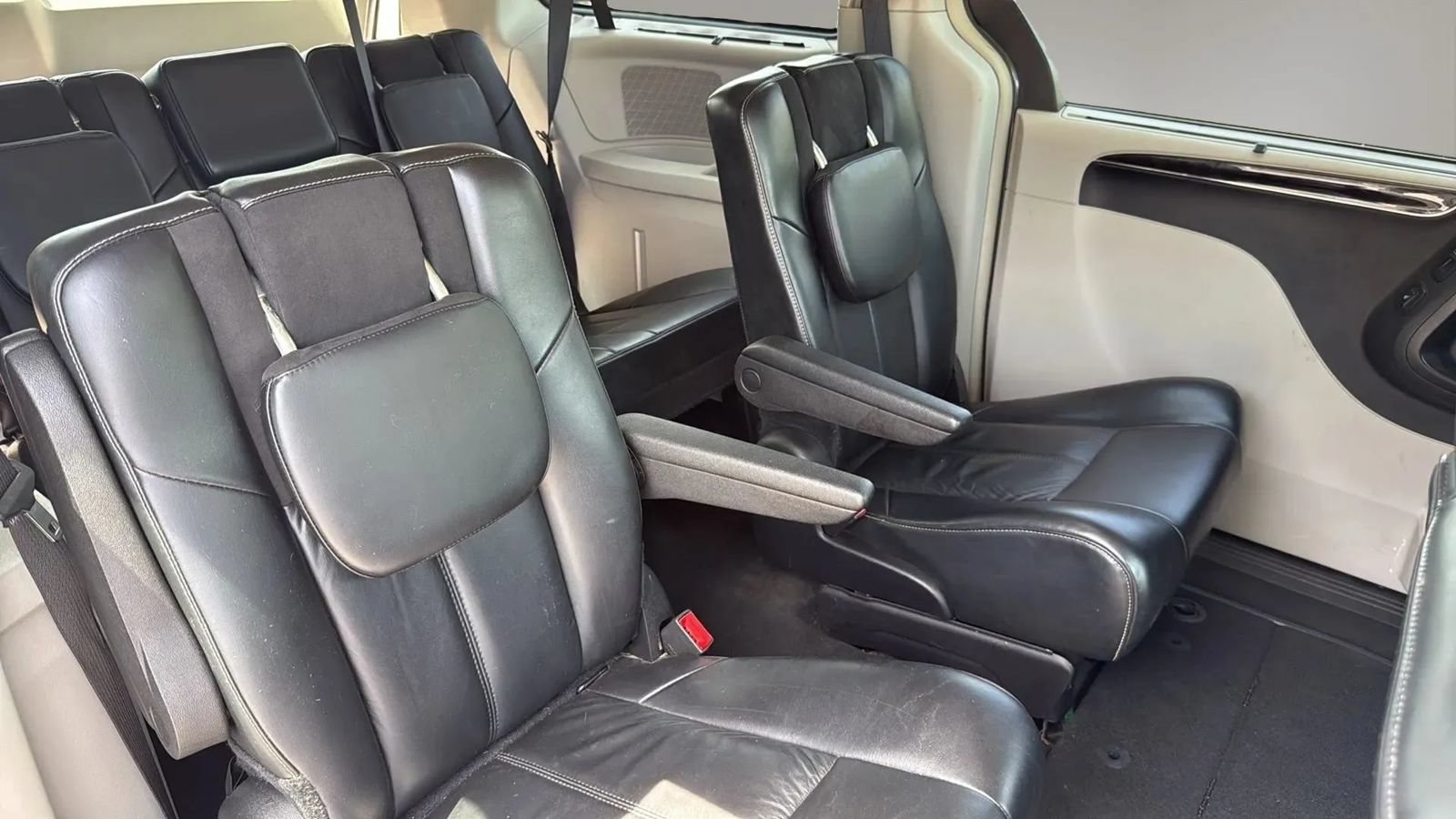Used 2016 Chrysler Town & Country Limited Platinum FWD image 14