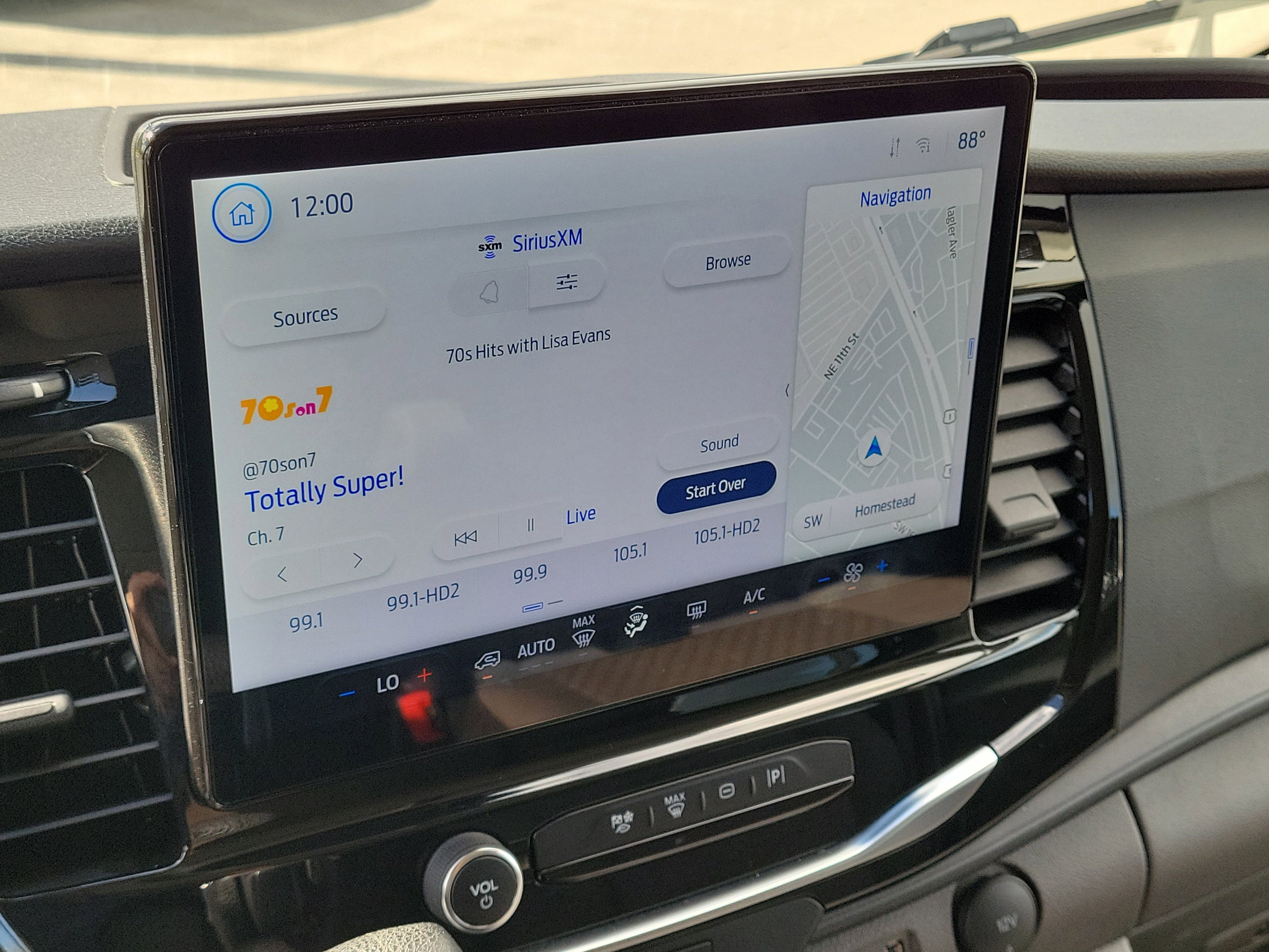 Used 2023 Ford Transit 350 XLT image 21