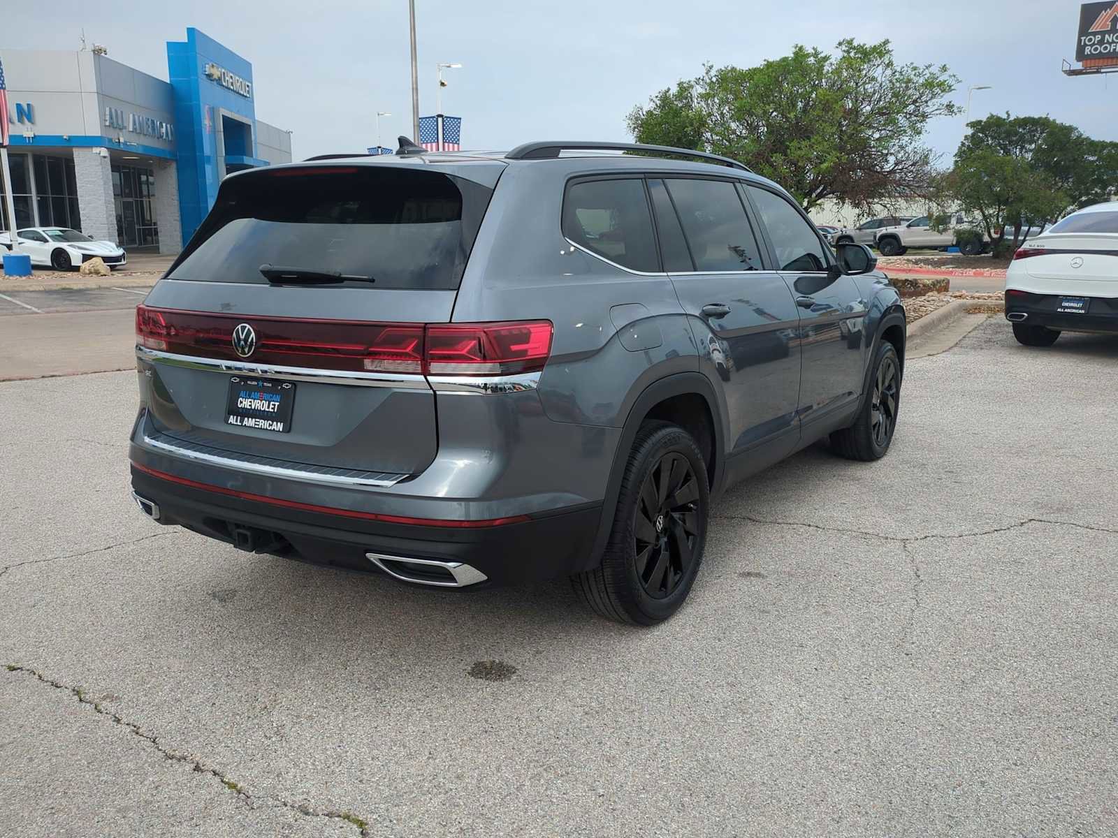 Used 2024 Volkswagen Atlas SE w/ Black Wheel Package FWD image 8
