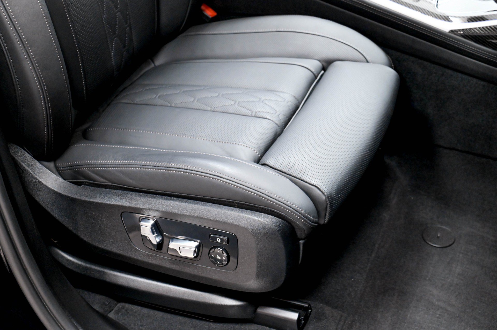 Used 2023 BMW ALPINA XB7 AWD/4WD image 25