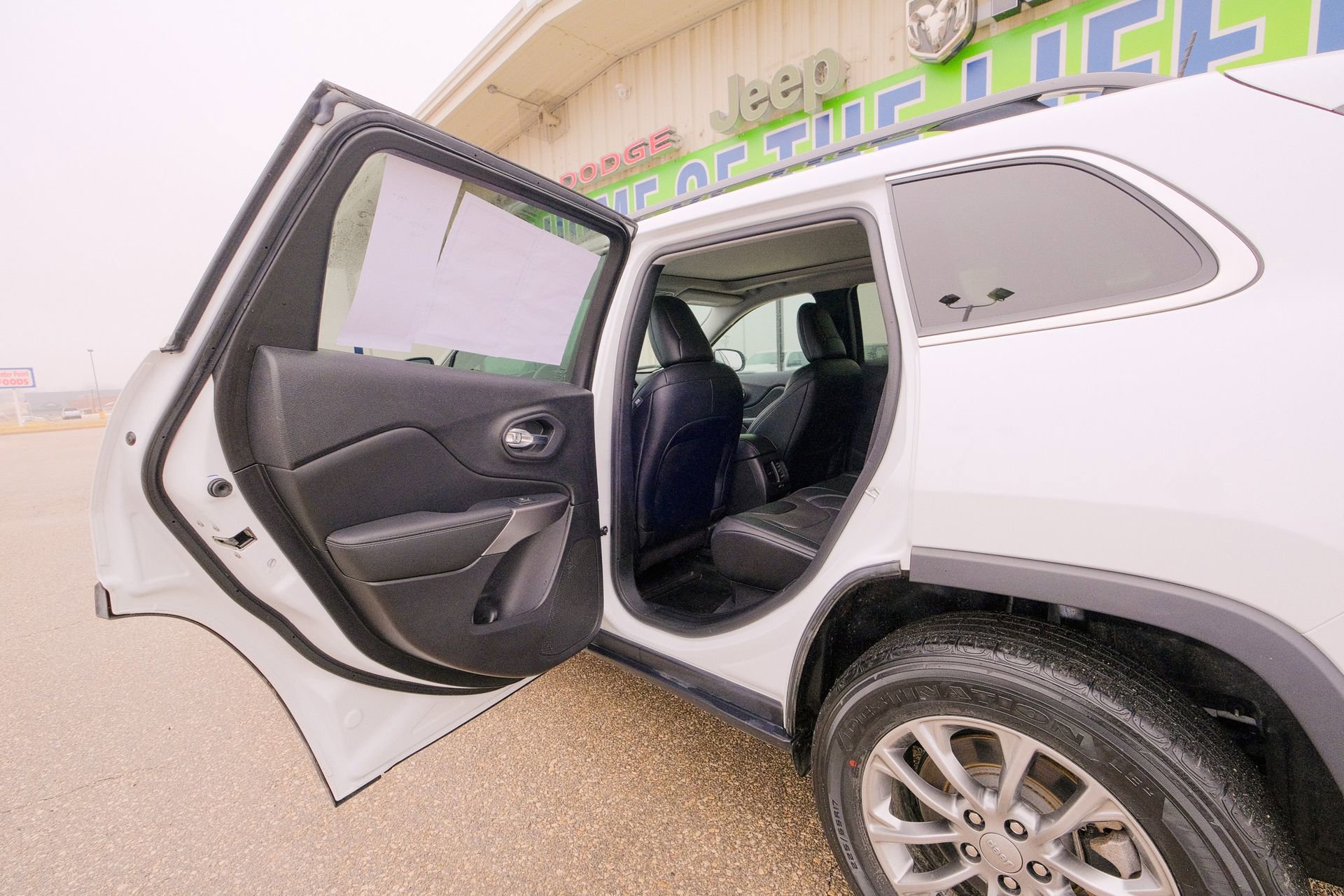 Used 2022 Jeep Cherokee Latitude Lux w/ Sun & Sound Group image 28