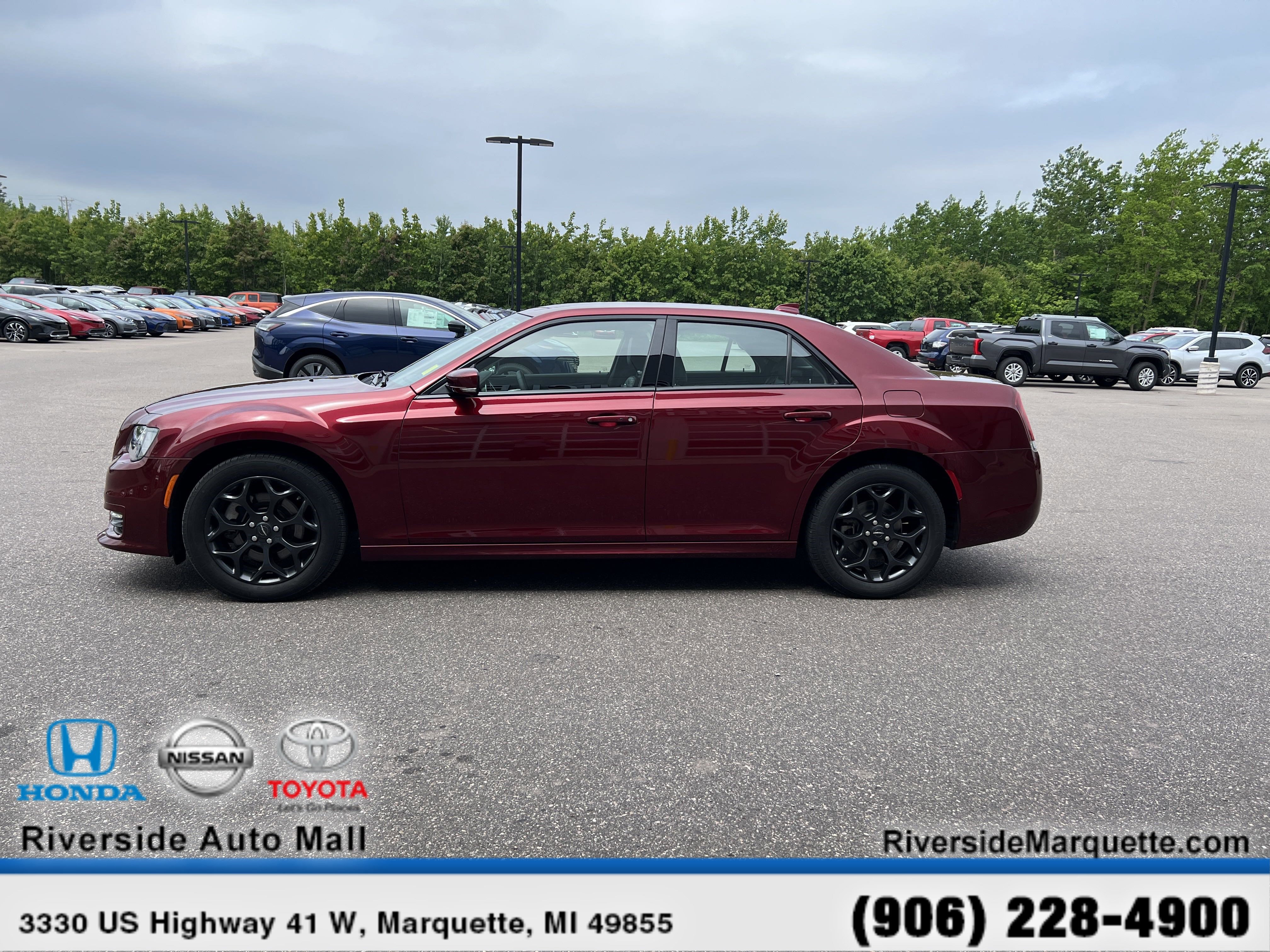 Used 2023 Chrysler 300 Touring L w/ Comfort Group image 4
