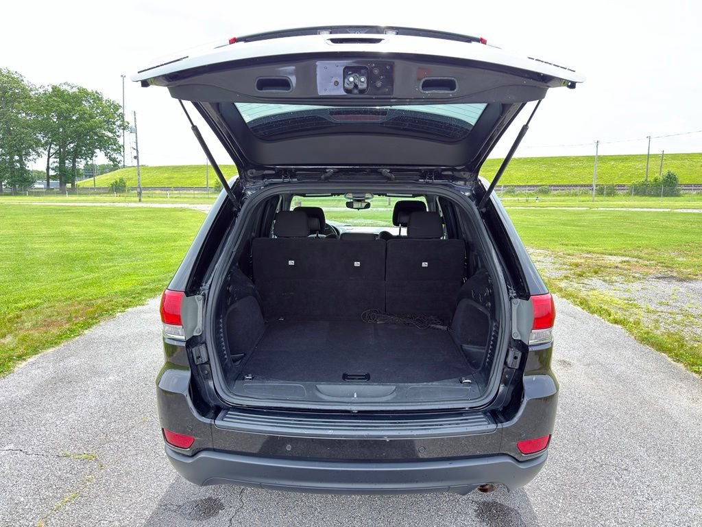 Used 2017 Jeep Grand Cherokee Laredo AWD/4WD image 18