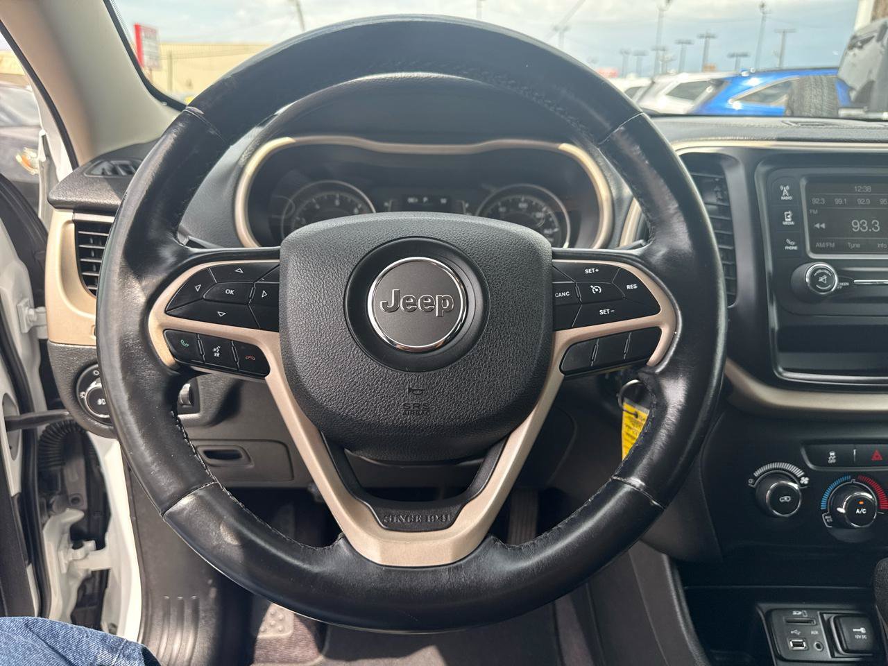 Used 2018 Jeep Cherokee Latitude w/ Altitude Package FWD image 17