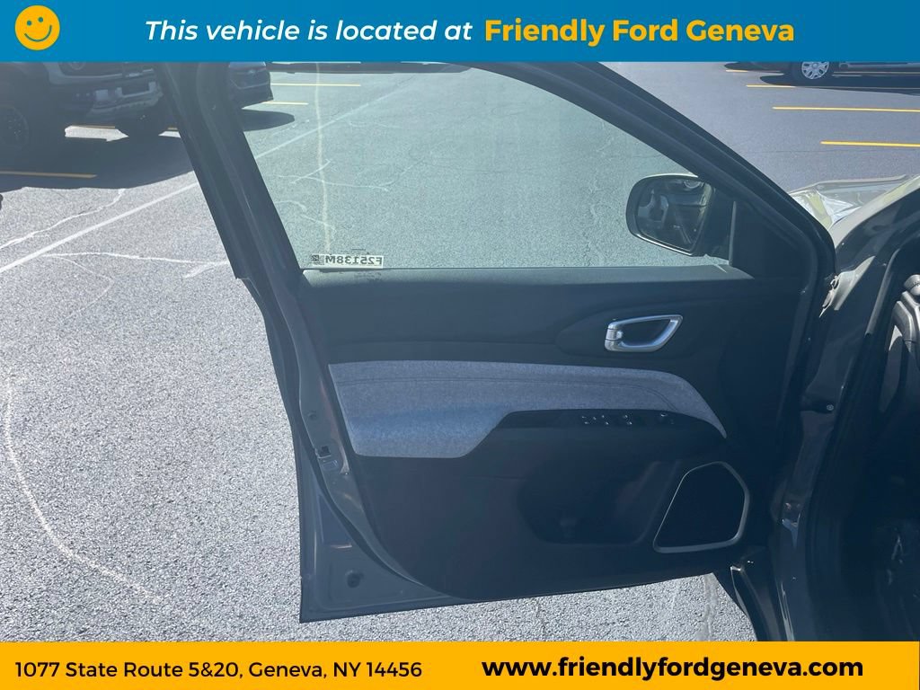 Used 2023 Jeep Compass Latitude w/ Convenience Group AWD/4WD image 11
