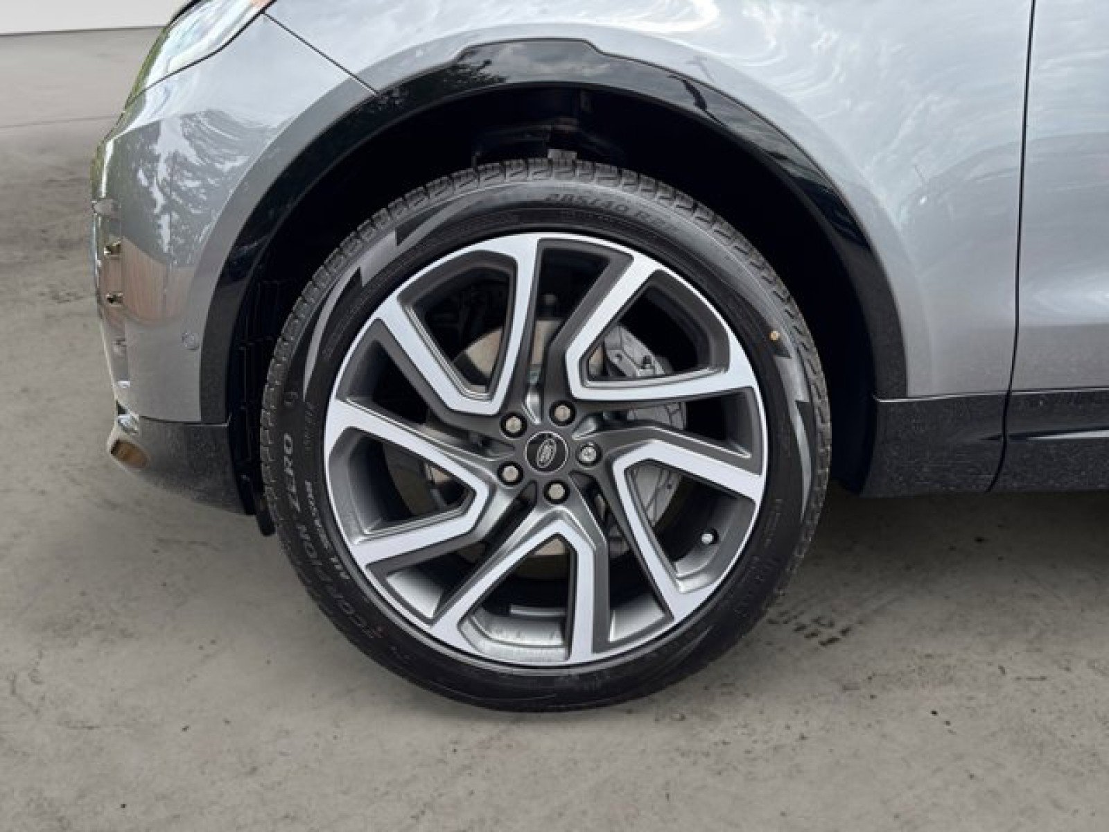 New 2025 Land Rover Discovery Dynamic SE image 9