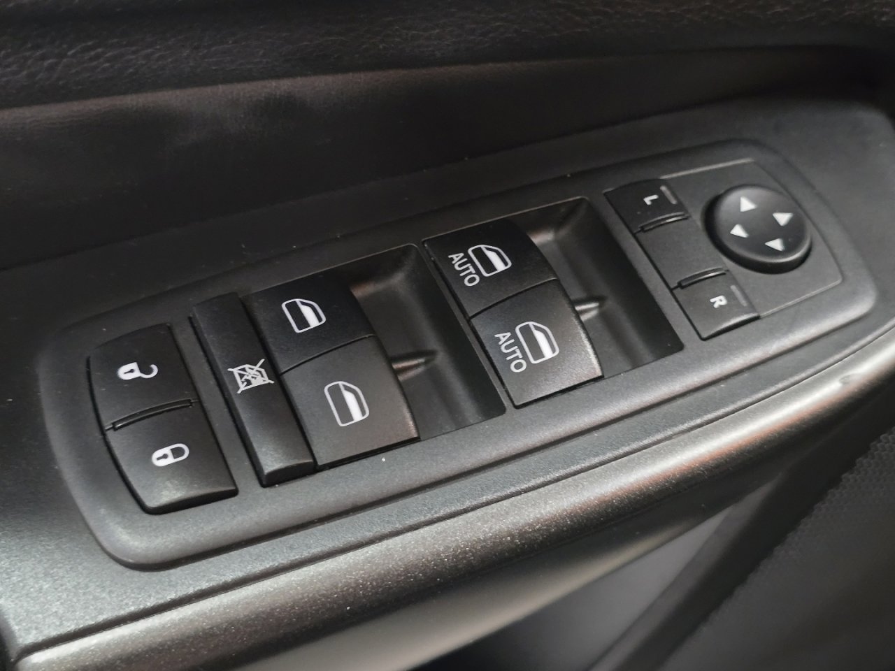 Used 2020 Jeep Cherokee Trailhawk AWD/4WD image 21