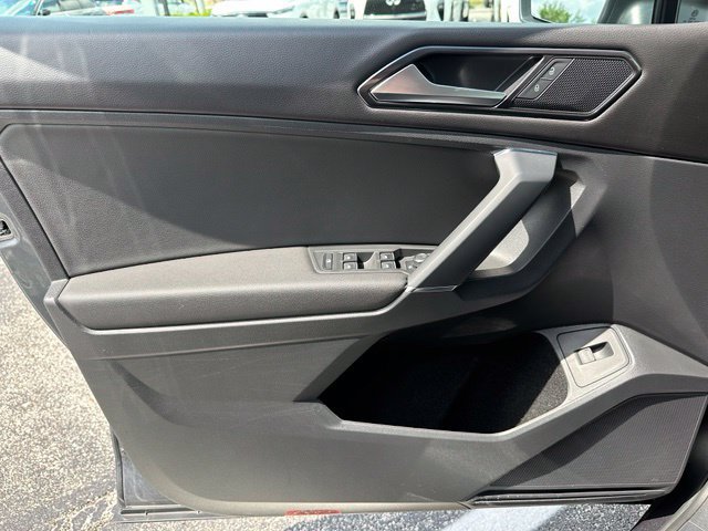 Used 2018 Volkswagen Tiguan SEL AWD/4WD image 29