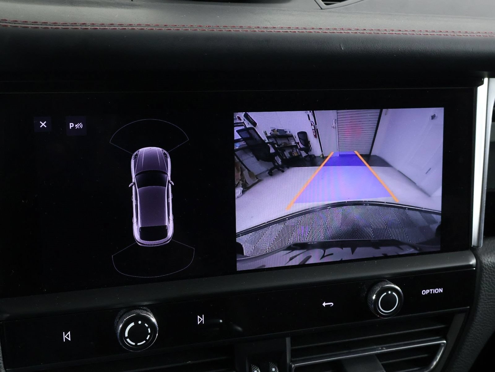 Certified 2024 Porsche Macan AWD/4WD image 17