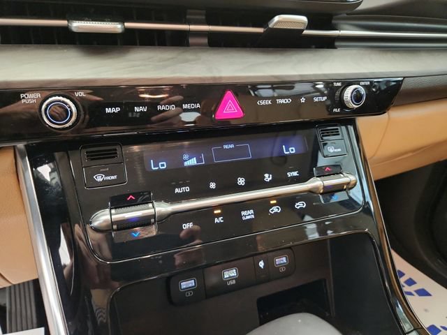 Used 2024 Kia Carnival EX FWD image 17