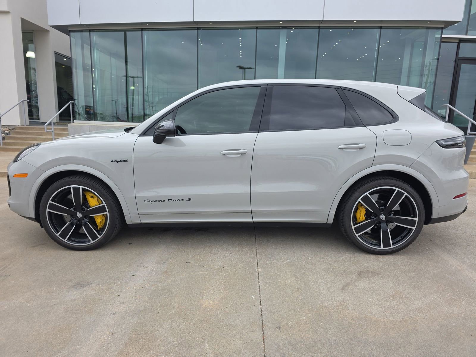 Used 2020 Porsche Cayenne Turbo S image 1