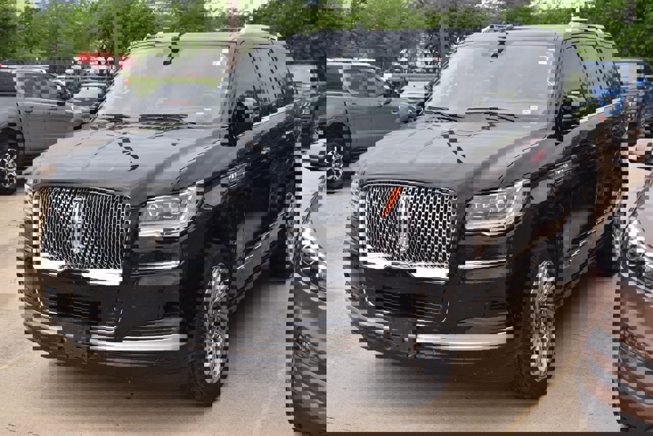 Used 2023 Lincoln Navigator Reserve image 2