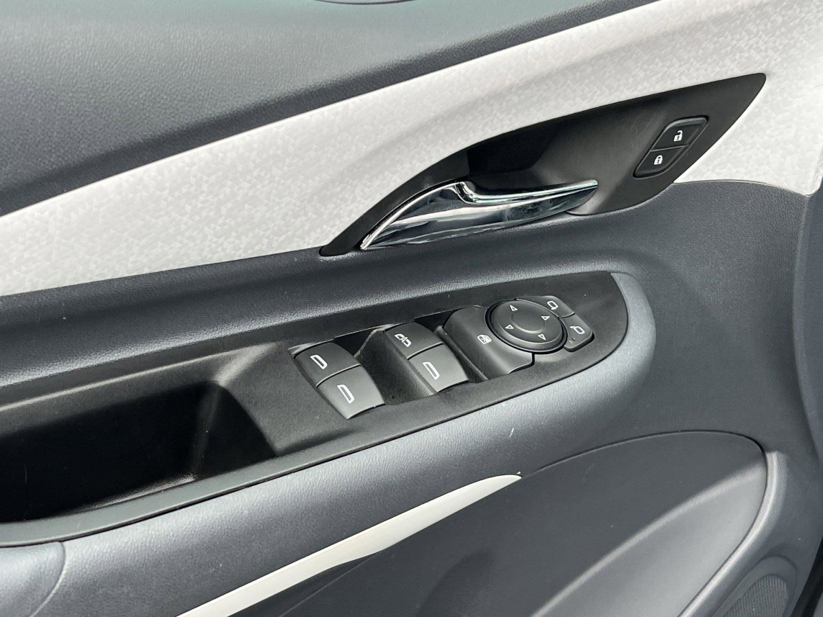 Used 2019 Chevrolet Bolt Premier w/ Infotainment Package image 15