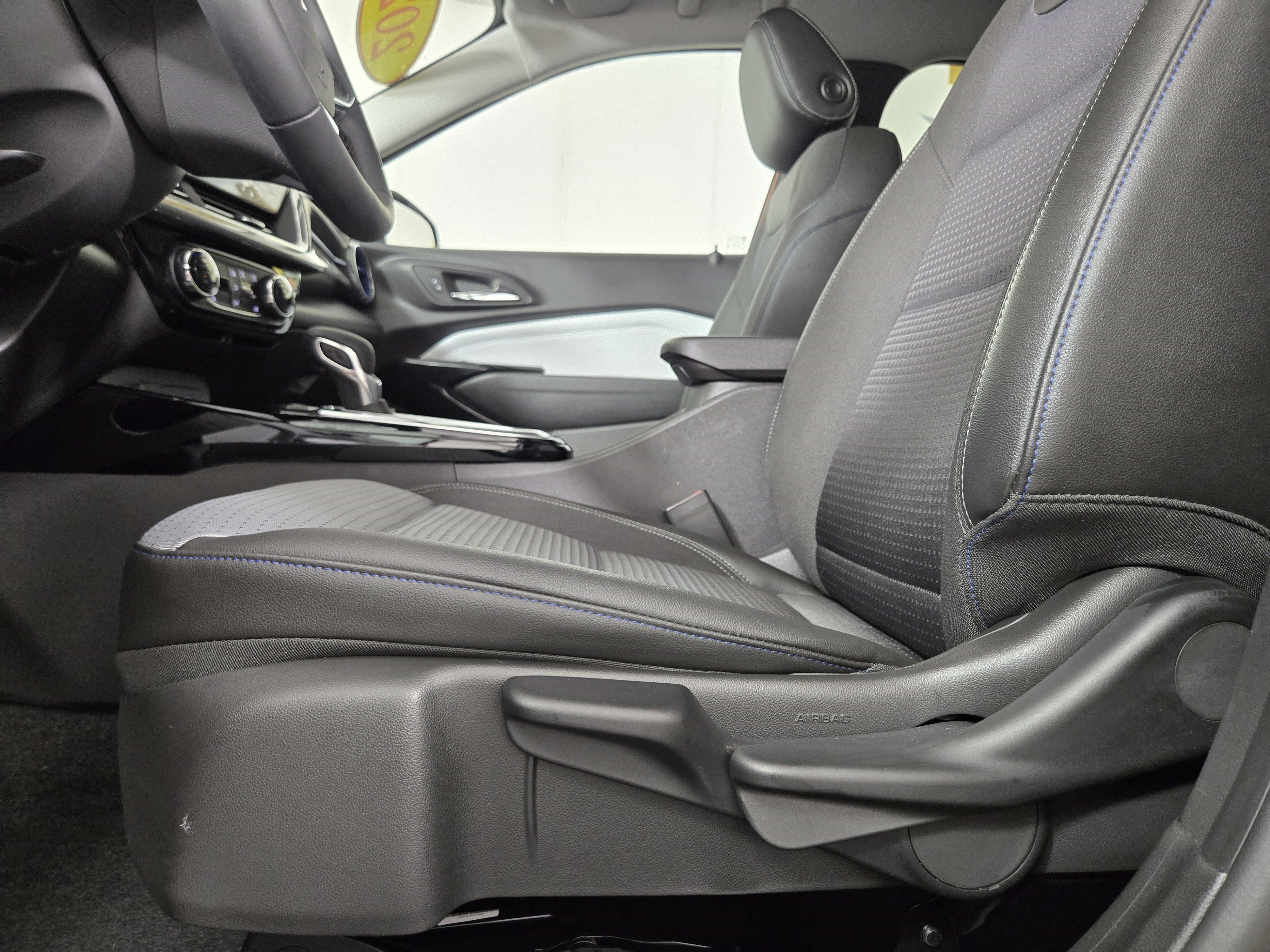 Certified 2025 Chevrolet Trax LT w/ LT Convenience Package FWD image 30