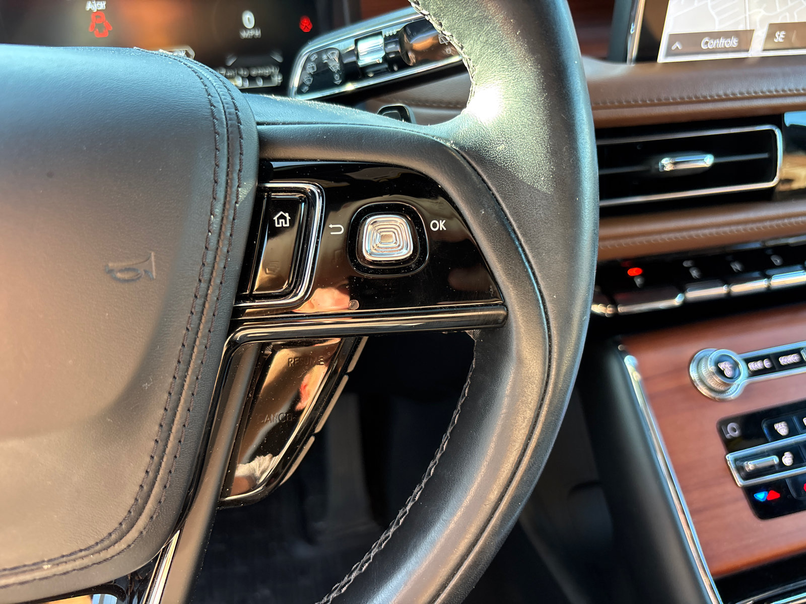 Used 2020 Lincoln Aviator Reserve w/ Elements Package Plus AWD/4WD image 18