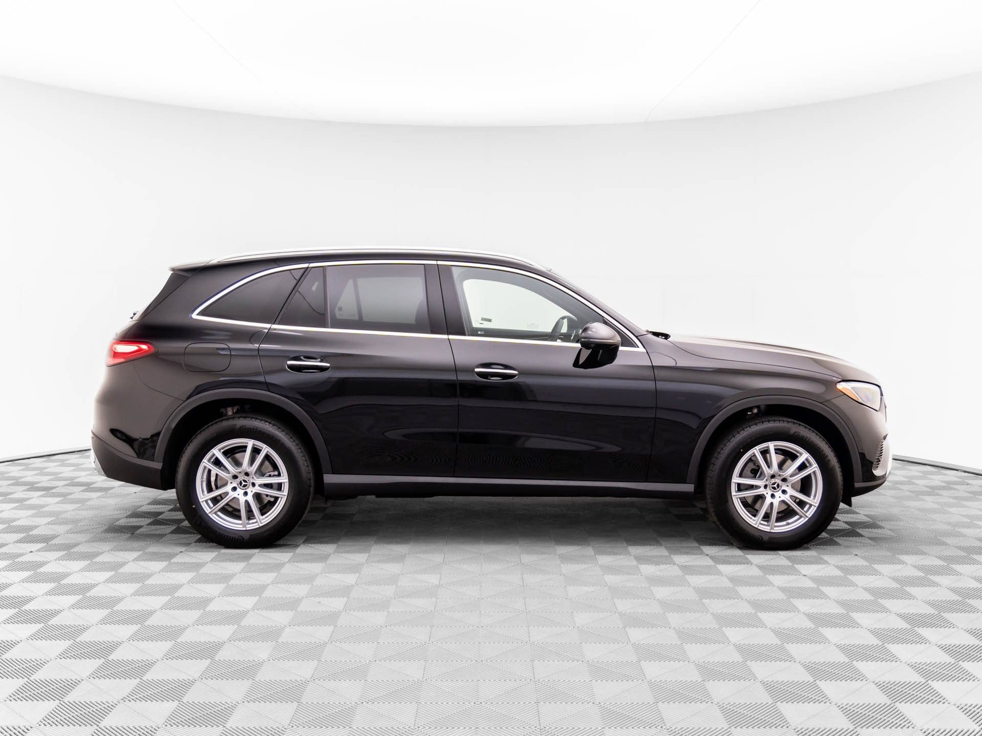 Used 2025 Mercedes-Benz GLC 300 4MATIC image 12