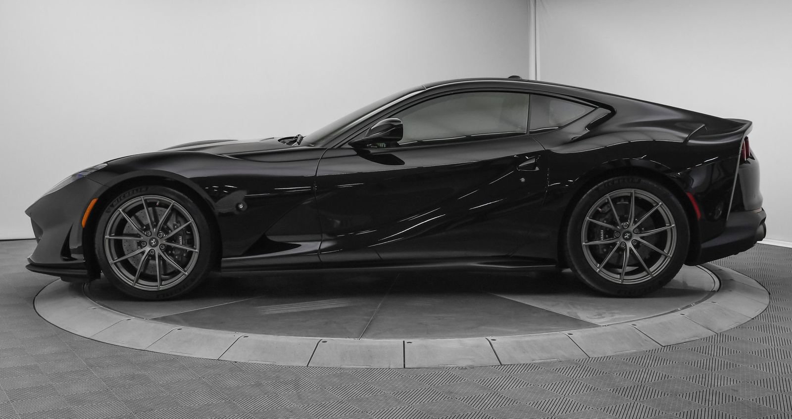 Used 2018 Ferrari 812 Superfast RWD image 4