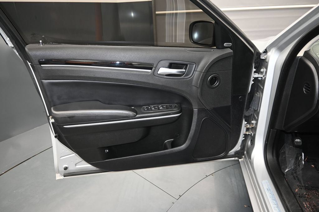 Used 2023 Chrysler 300 Touring w/ Safetytec Plus Group RWD image 21