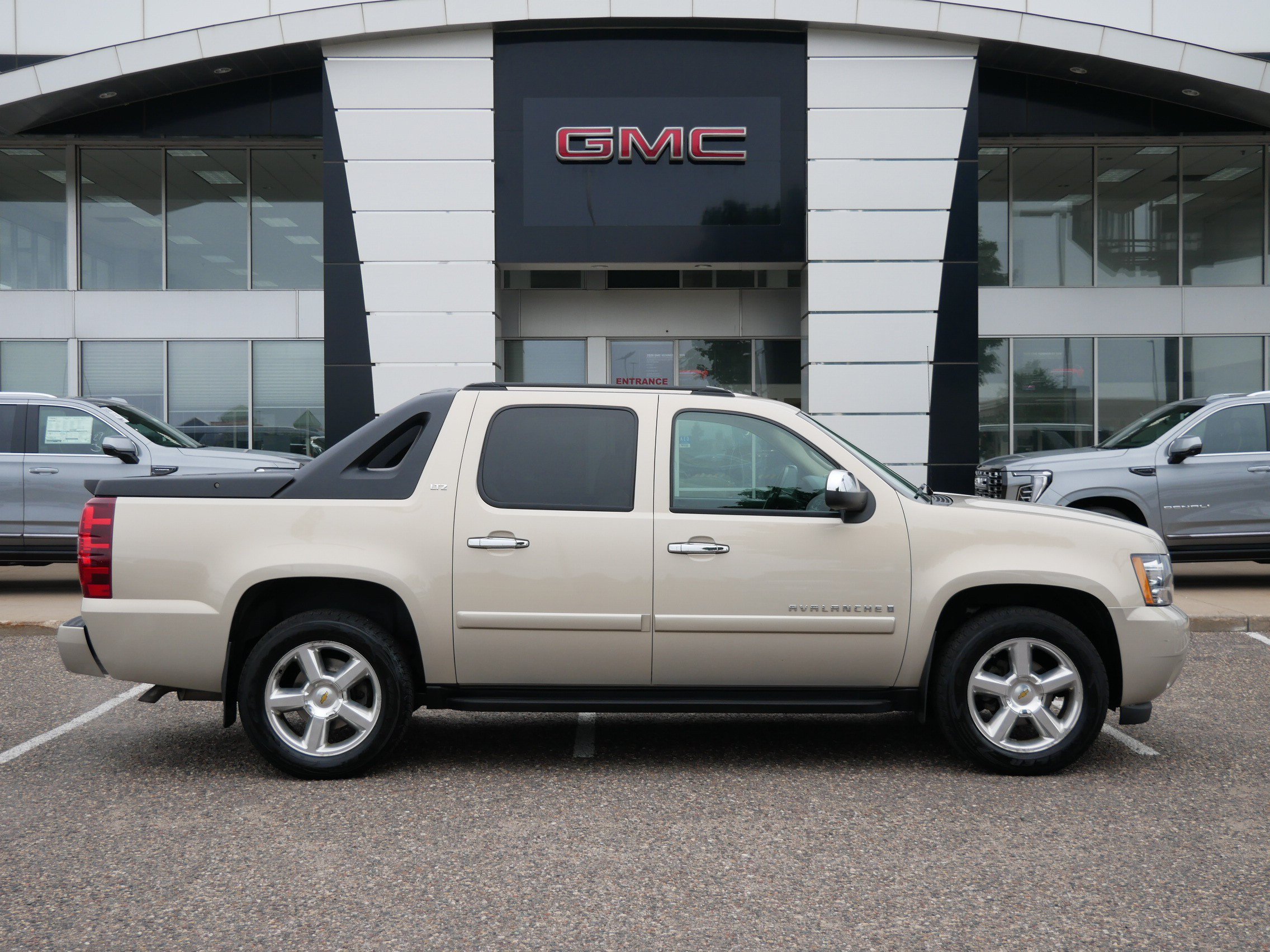 Used 2008 Chevrolet Avalanche LTZ w/ LTZ Preferred Equipment Group AWD/4WD image 2