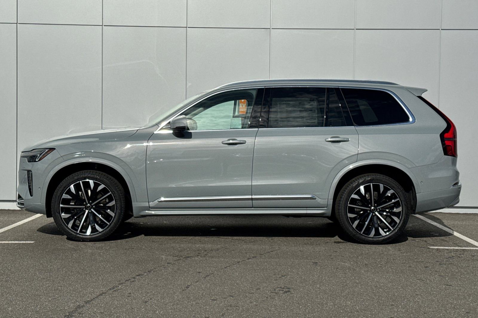 New 2026 Volvo XC90 B6 Ultra w/ Protection Package AWD/4WD image 2