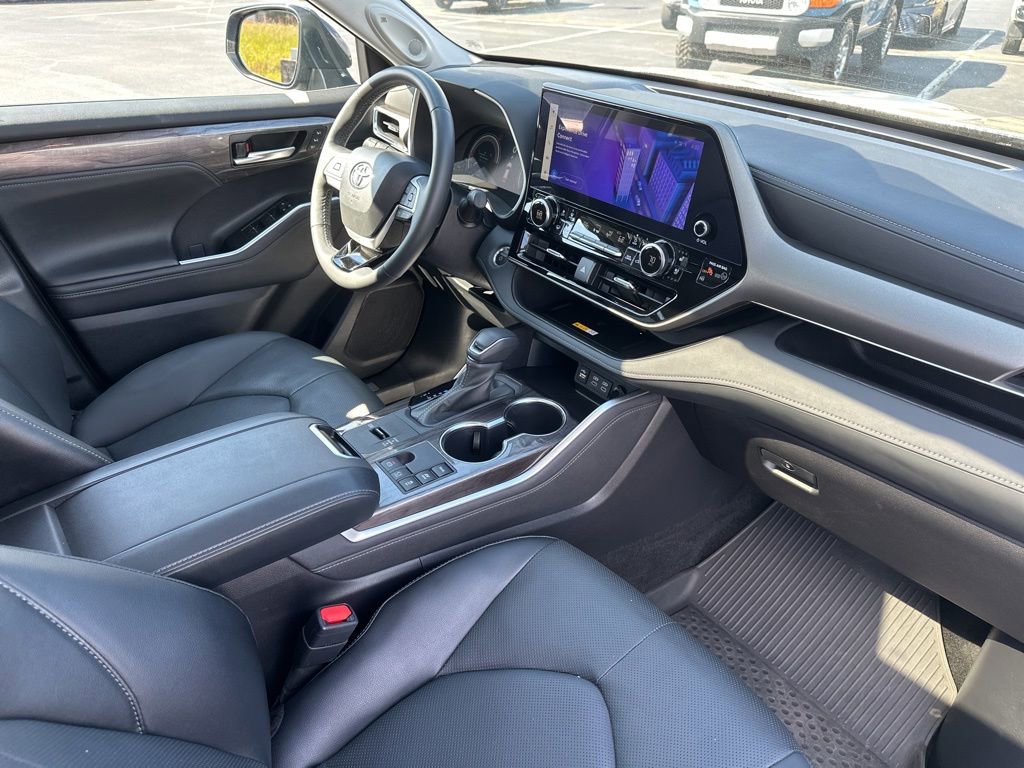 Certified 2025 Toyota Highlander Limited AWD/4WD image 37