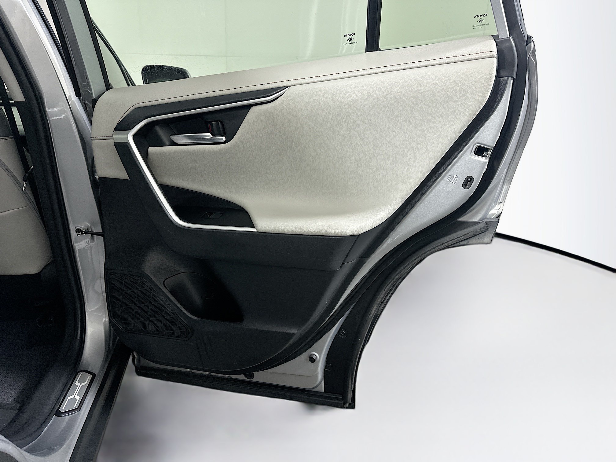 Used 2022 Toyota RAV4 Limited FWD image 32