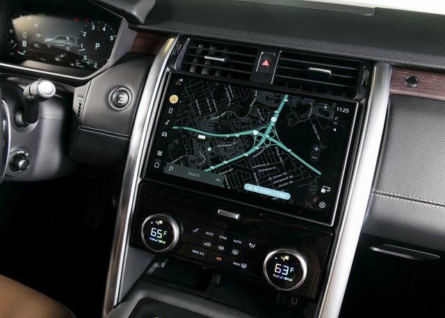 New 2026 Land Rover Discovery Dynamic SE image 16