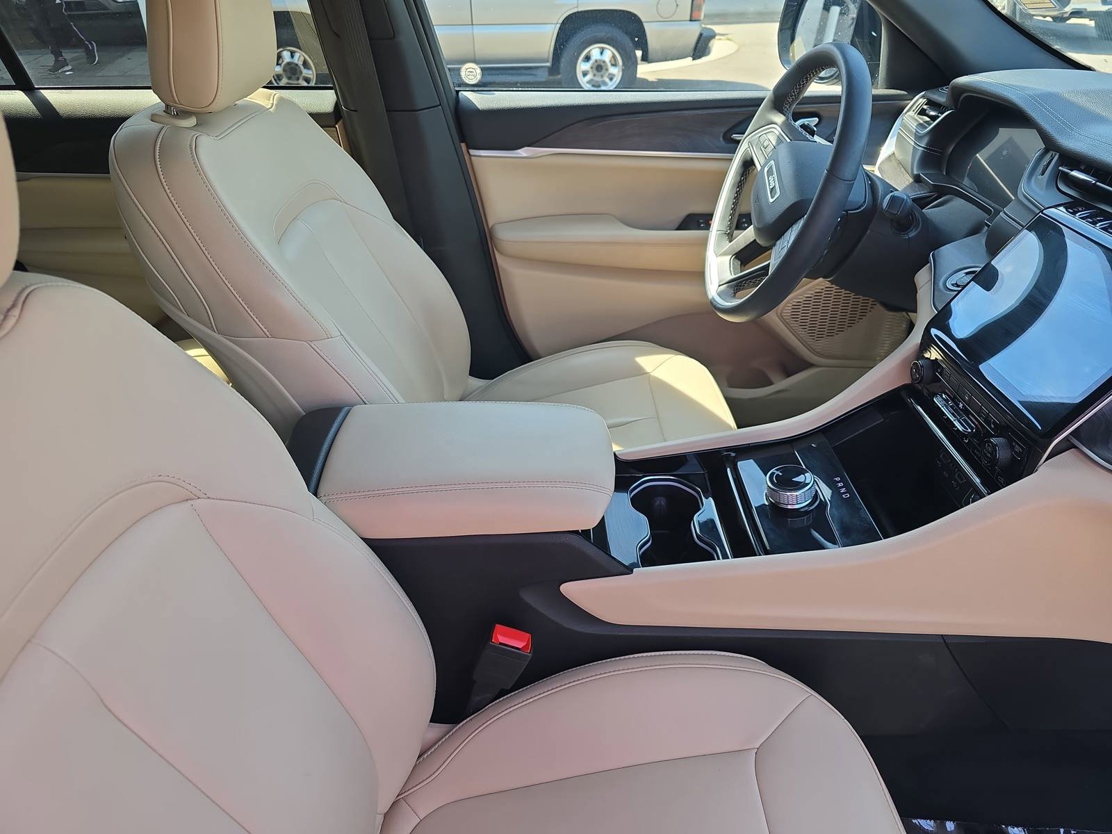 Used 2023 Jeep Grand Cherokee Limited w/ Black Appearance Package image 10