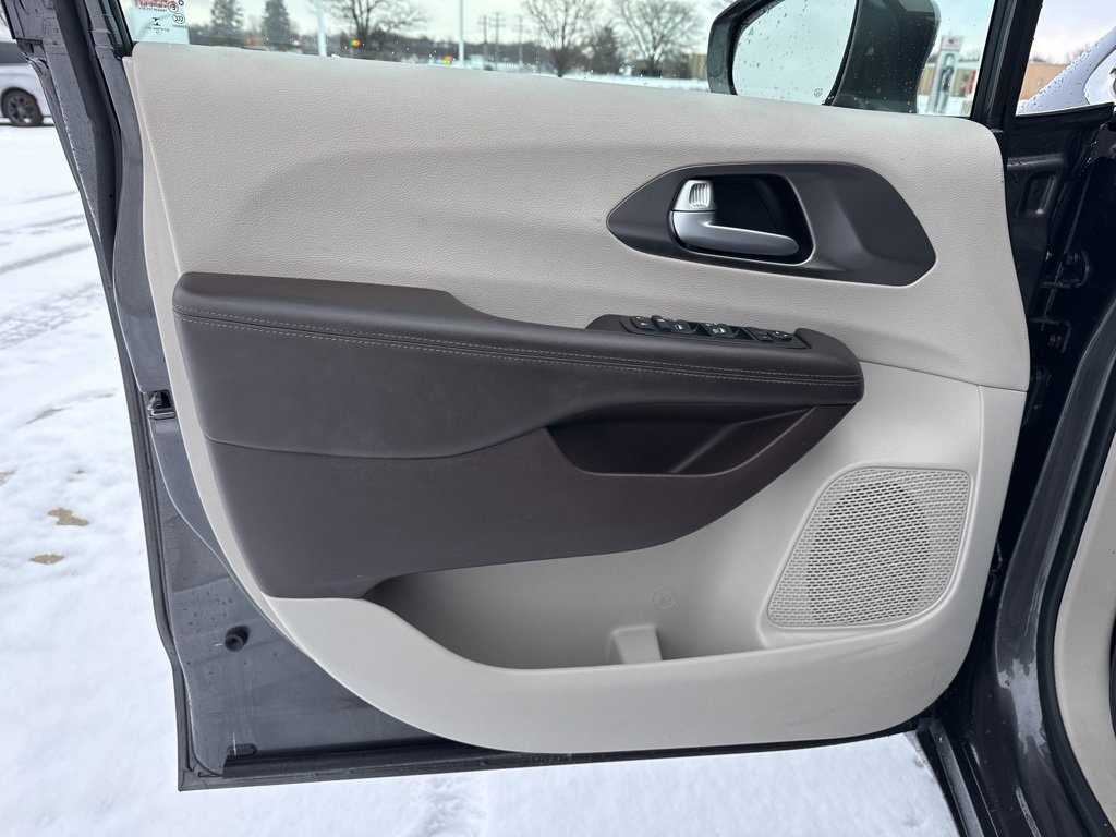 Used 2017 Chrysler Pacifica Touring-L image 16