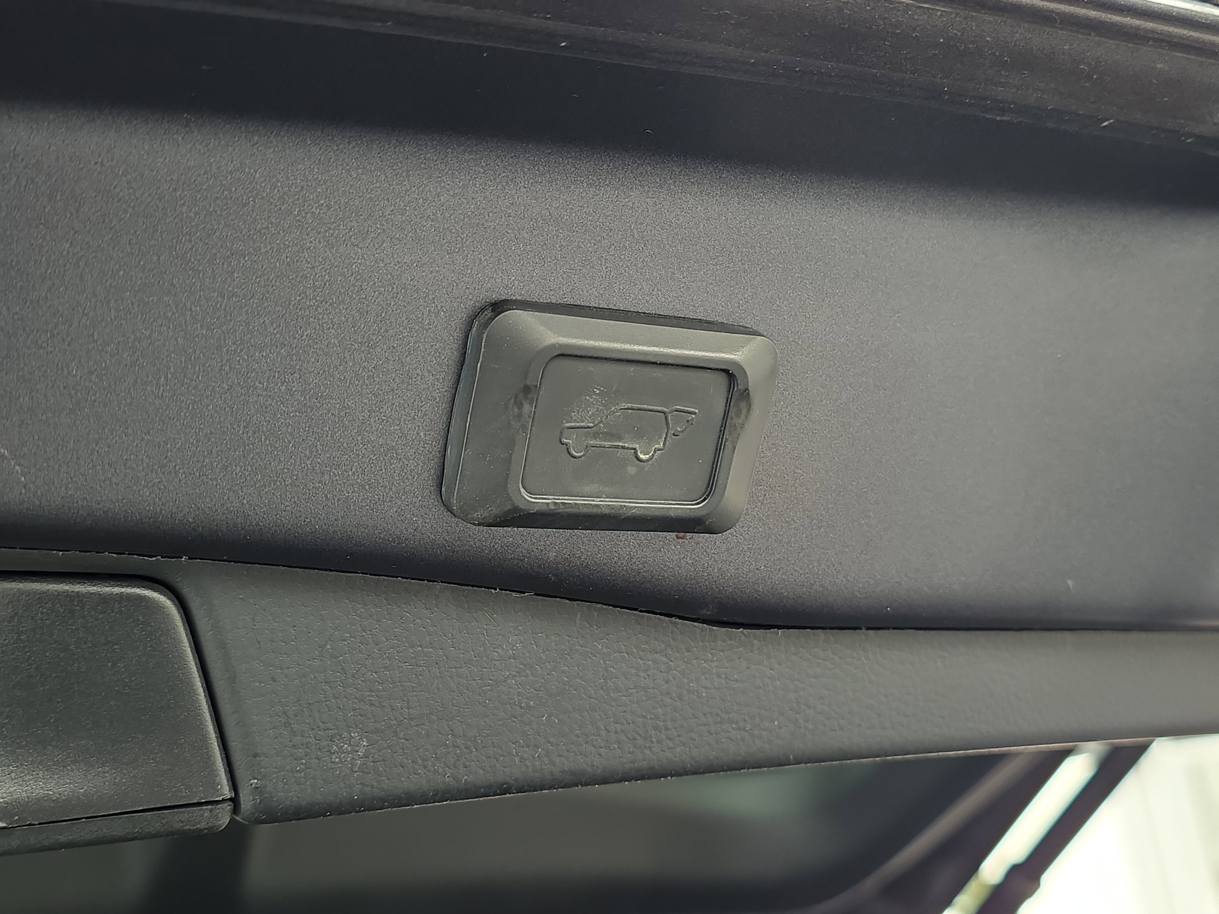 Used 2020 Toyota RAV4 XLE Premium image 8