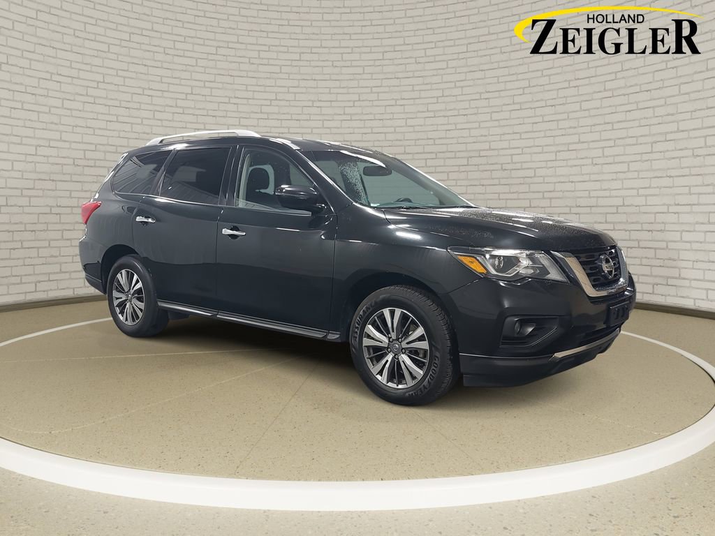 Used 2020 Nissan Pathfinder SV image 3
