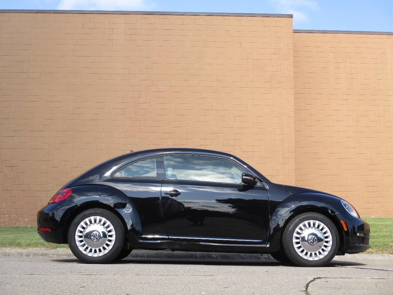 Used 2015 Volkswagen Beetle 1.8T FWD image 55