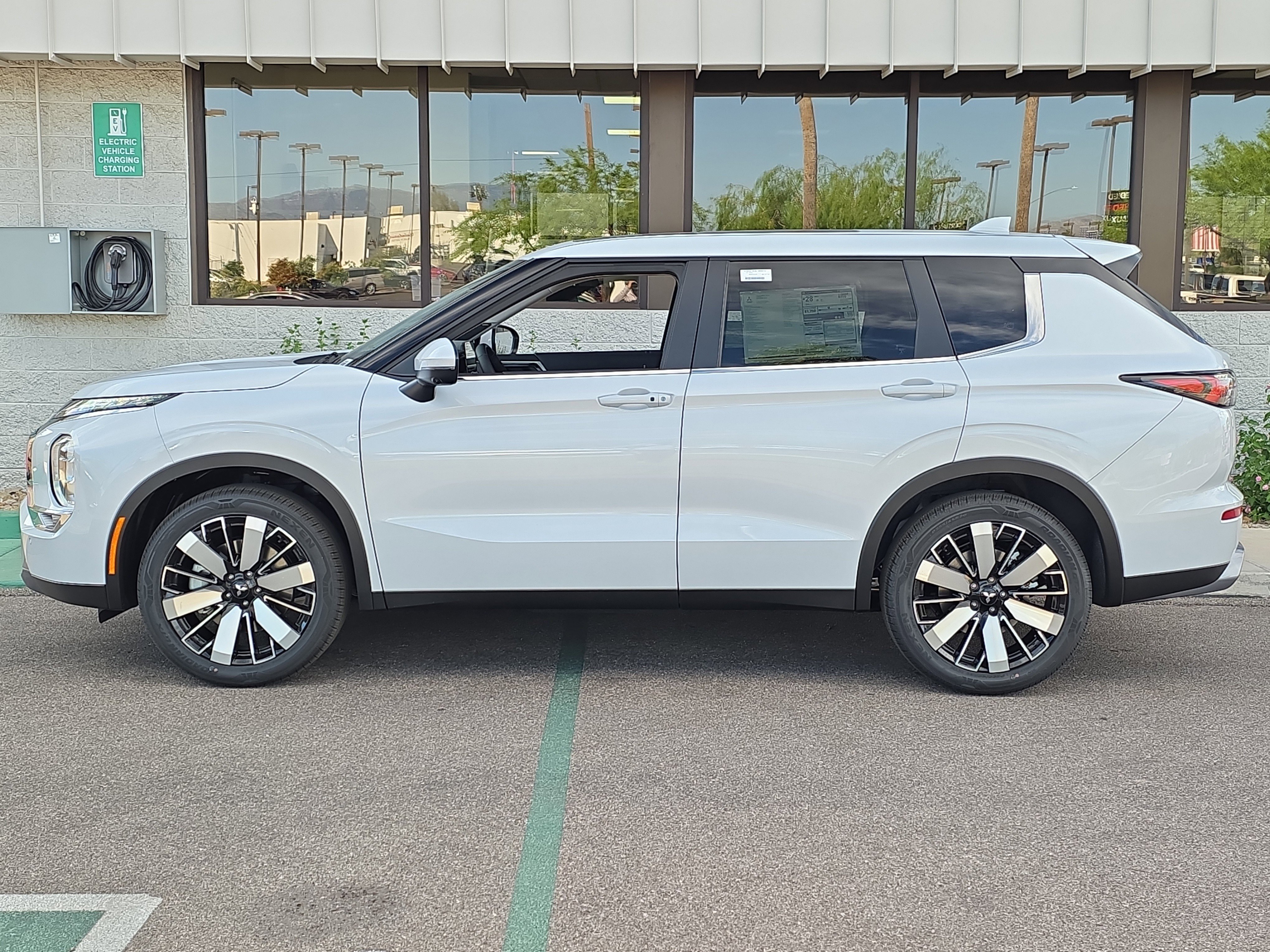 New 2026 Mitsubishi Outlander SE FWD image 4