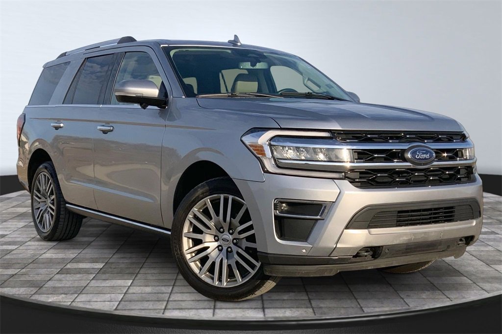 Used 2023 Ford Expedition Limited image 3
