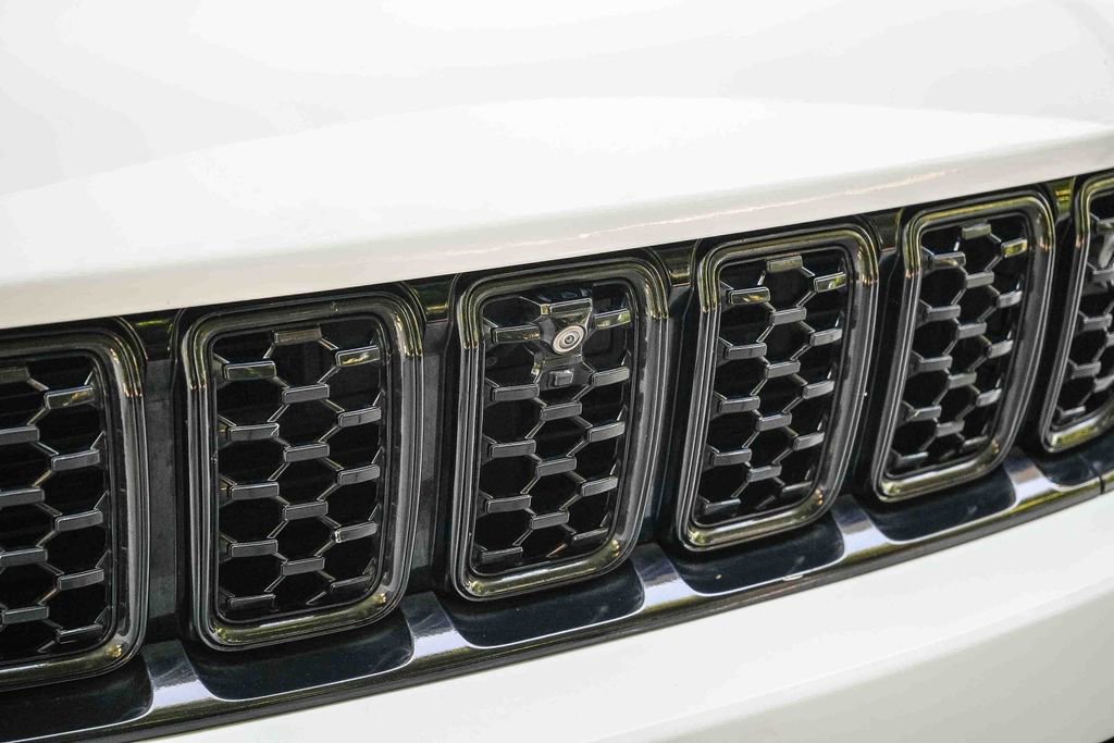 Used 2022 Jeep Grand Cherokee Summit w/ Advanced Protech Group IV AWD/4WD image 9