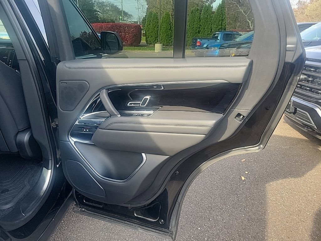 Used 2023 Land Rover Range Rover SE image 12