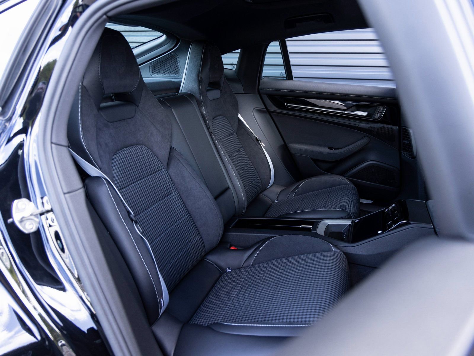 Used 2025 Porsche Panamera 4 image 31