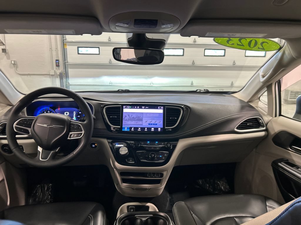 Used 2023 Chrysler Pacifica Touring-L FWD image 27