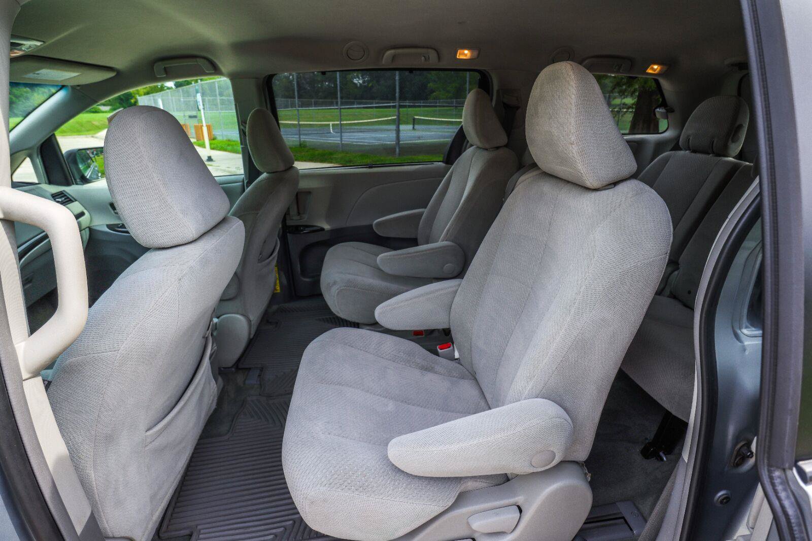 Used 2011 Toyota Sienna LE w/ Towing Pkg FWD image 31