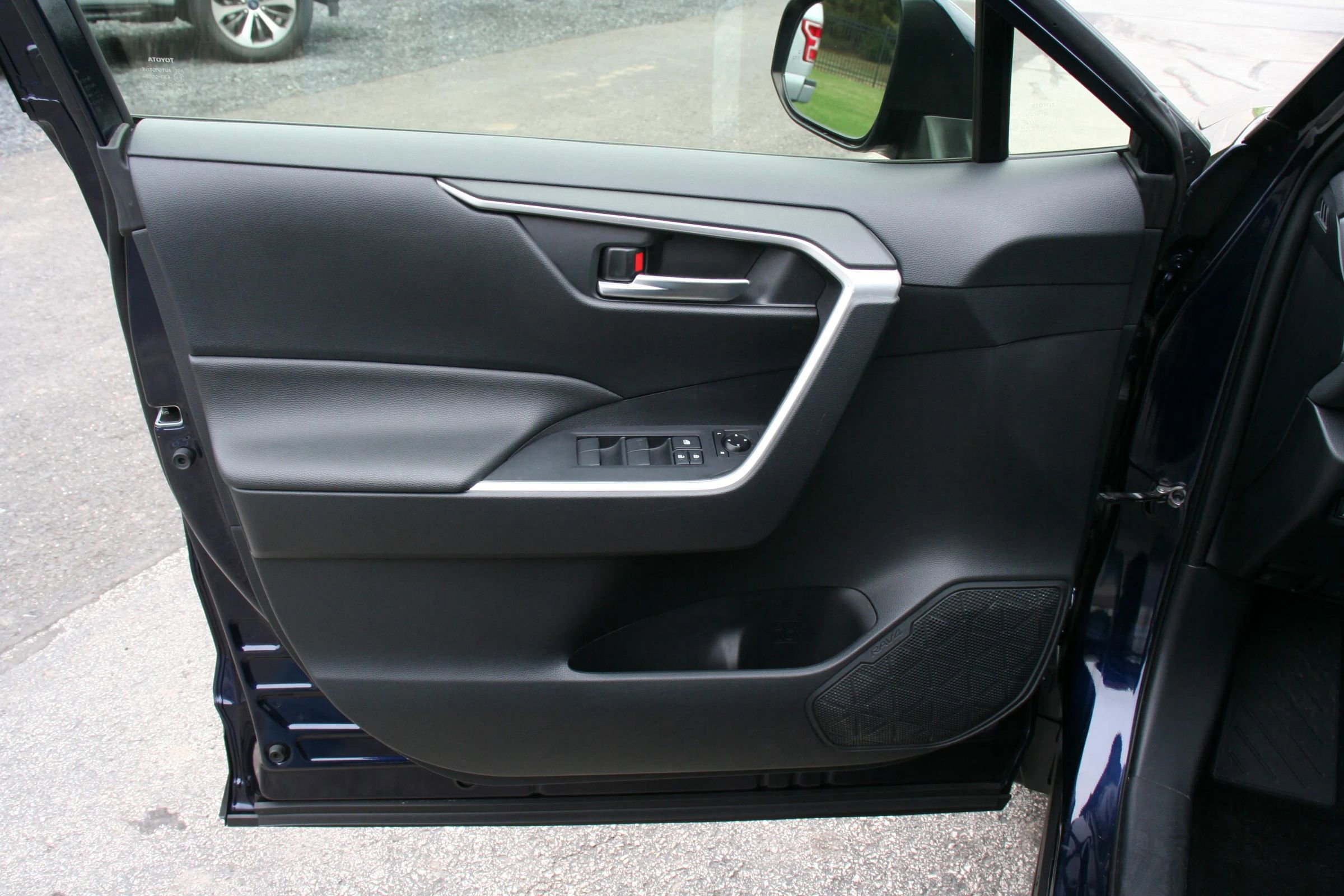 Used 2019 Toyota RAV4 XLE w/ Convenience Package image 29