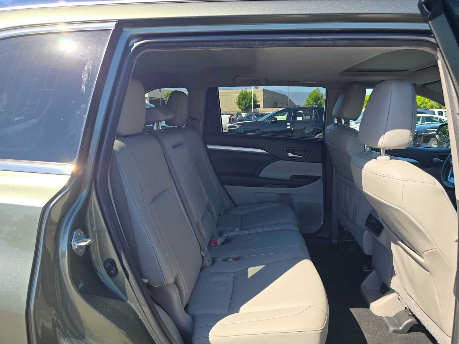 Certified 2019 Toyota Highlander XLE w/ Carpet Mat Package (TMS) AWD/4WD image 12