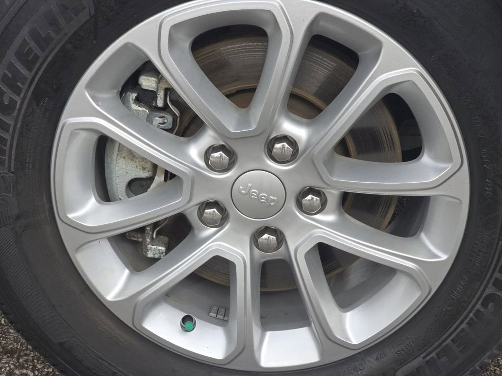 Used 2022 Jeep Grand Cherokee Laredo X image 9