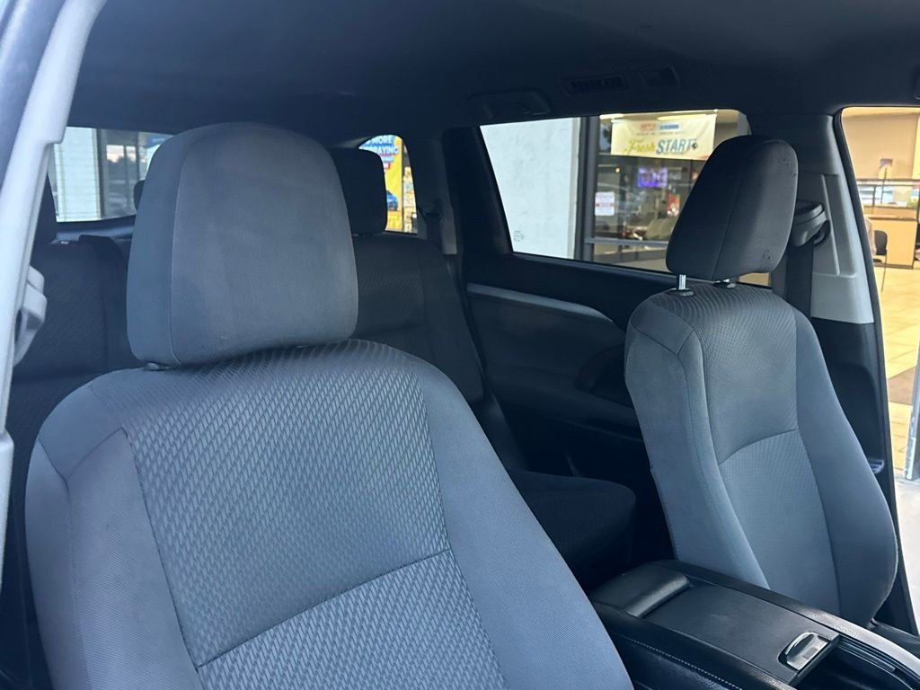 Used 2018 Toyota Highlander LE w/ Carpet Mat Package (TMS) FWD image 20