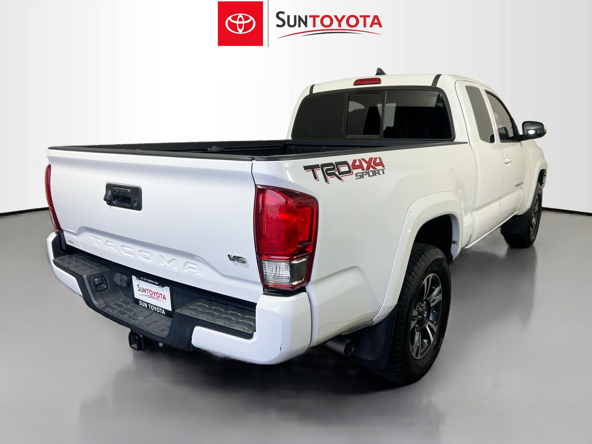 Used 2017 Toyota Tacoma TRD Sport w/ Tow Package (A/T) AWD/4WD image 4