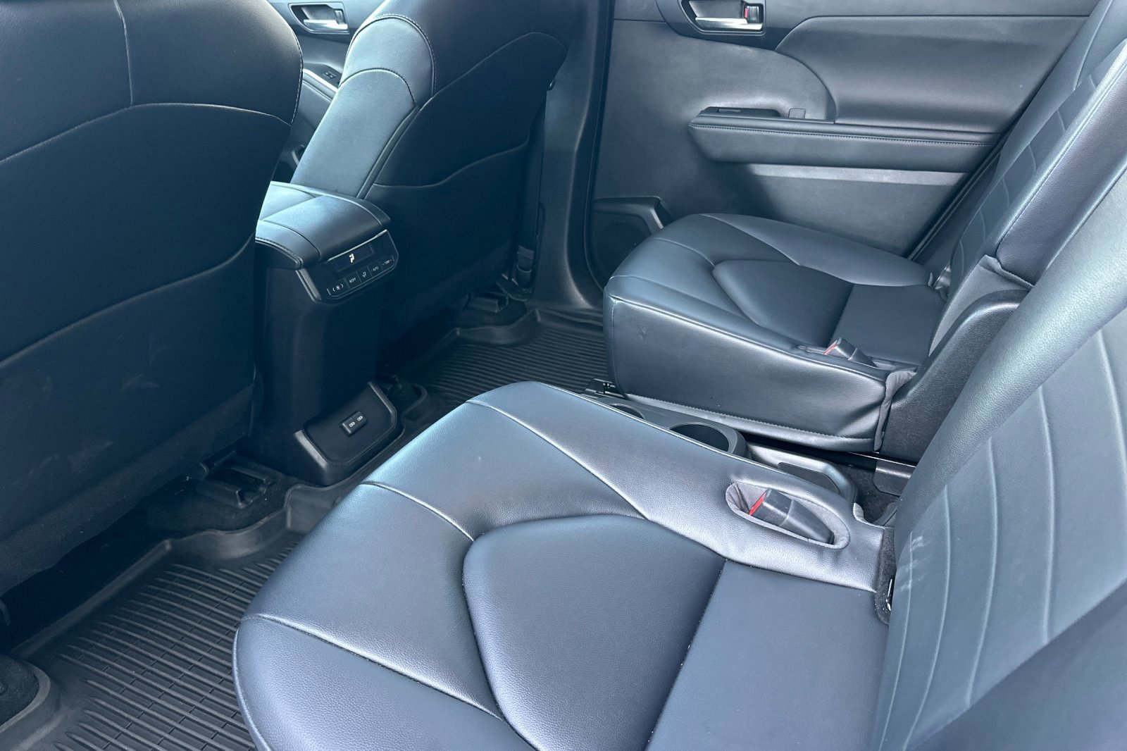Used 2023 Toyota Highlander XLE FWD image 12
