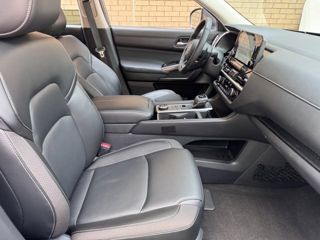 Used 2023 Nissan Pathfinder SL w/ Black Appearance Package image 18