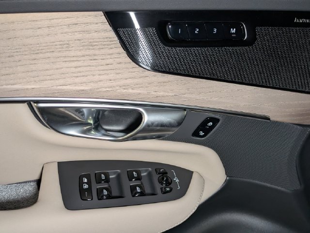 New 2026 Volvo XC90 T8 Plus w/ Protection Package AWD/4WD image 13