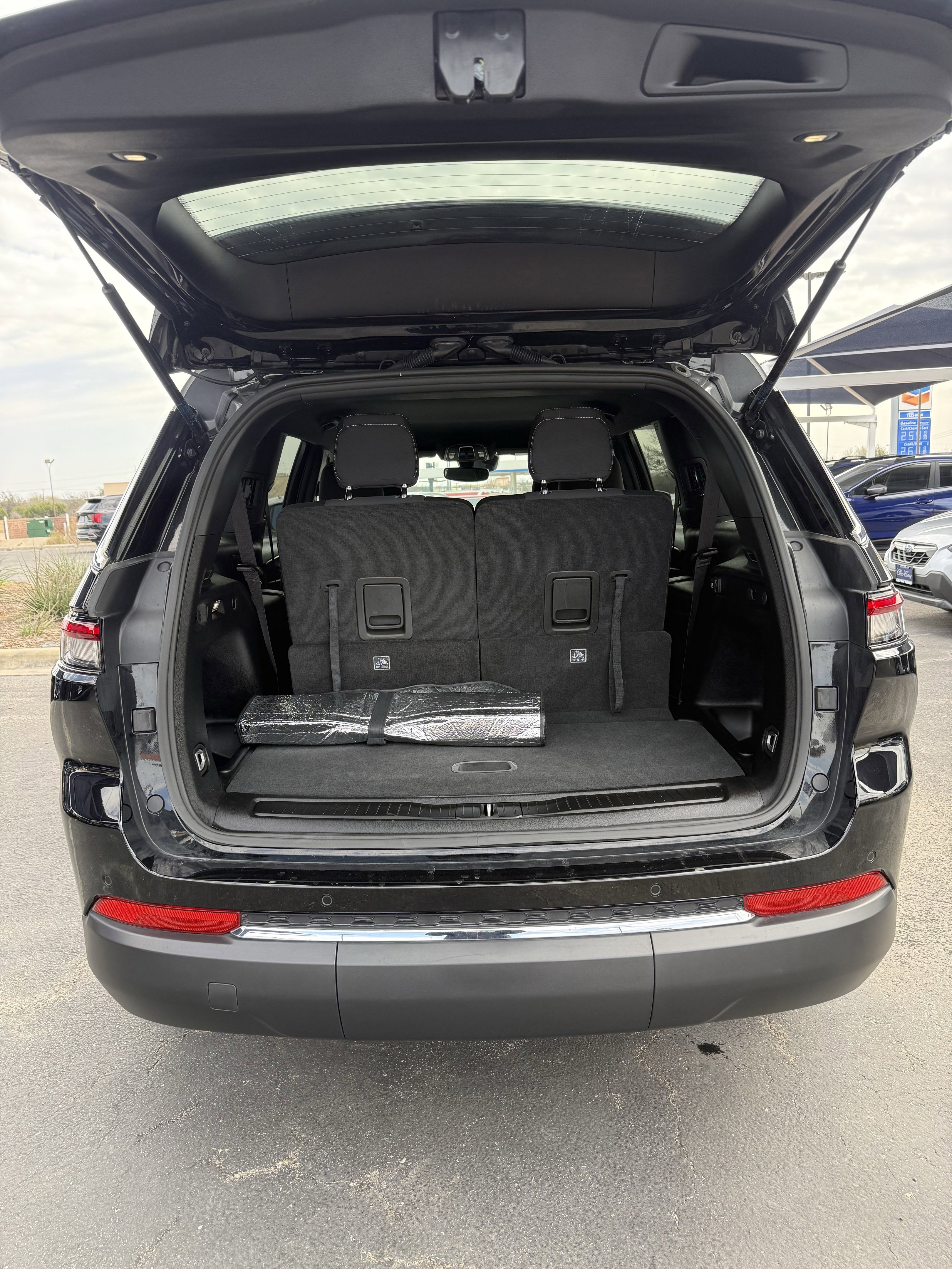 Used 2024 Jeep Grand Cherokee L Laredo image 10